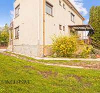 NA PREDAJ 6-IZBOVÝ RD S VEĽKÝM POZOMKOM, DOLNÝ ŠTÁL - Rodinný dom v Dolnom Štáli so záhradou, schodmi a stromami.