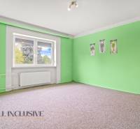 NA PREDAJ 6-IZBOVÝ RD S VEĽKÝM POZOMKOM, DOLNÝ ŠTÁL - Izba v rodinnom dome so zelenými stenami, oknom a kobercom.