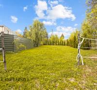 NA PREDAJ 6-IZBOVÝ RD S VEĽKÝM POZOMKOM, DOLNÝ ŠTÁL - Záhrada rodinného domu v Dolnom Štále s trávnikom a dreveným plotom.