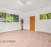 NA PREDAJ 6-IZBOVÝ RD S VEĽKÝM POZOMKOM, DOLNÝ ŠTÁL - Interiér rodinného domu s podlahou s dreveným dekorom, zátiším a dekoráciou.