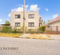 NA PREDAJ 6-IZBOVÝ RD S VEĽKÝM POZOMKOM, DOLNÝ ŠTÁL - Rodinný dom v Dolnom Štáli obklopený zeleňou, s bránou a pokojným okolím.