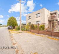 NA PREDAJ 6-IZBOVÝ RD S VEĽKÝM POZOMKOM, DOLNÝ ŠTÁL - Rodinný dom v Dolnom Štáli pri ceste, s kovovým plotom a modrou oblohou.