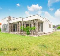 NA PREDAJ NADŠTANDARDNÁ 4-IZB. NOVOSTAVBA, DUN. KLÁTOV - Rodinný dom v Dunajskom Klátove s veľkým zeleným trávnikom a terasou.