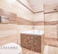 NA PREDAJ NADŠTANDARDNÁ 4-IZB. NOVOSTAVBA, DUN. KLÁTOV - Kúpeľňa v rodinnom dome s vaňou, sprchou a umývadlom, obklopená béžovými dlaždicami.