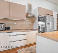 NA PREDAJ NADŠTANDARDNÁ 4-IZB. NOVOSTAVBA, DUN. KLÁTOV - Moderná kuchyňa v rodinnom dome s drevenou pracovnou doskou a spotrebičmi.