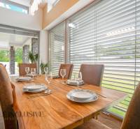 NA PREDAJ NADŠTANDARDNÁ 4-IZB. NOVOSTAVBA, DUN. KLÁTOV - Jedáleň v rodinnom dome s dreveným stolom, prestretým riadom a výhľadom na terasu.