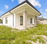 NA PREDAJ 4-IZBOVÁ NOVOSTAVBA, POVODA - Rodinný dom na ulici Povoda v Dunajskej Strede, obklopený trávnatým pozemkom.