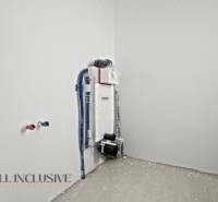 NA PREDAJ 4-IZBOVÁ NOVOSTAVBA, POVODA - Inštalácia pre závesný záchod v rodinnom dome so surovou podlahou.