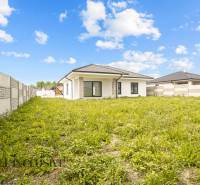 NA PREDAJ 4-IZBOVÁ NOVOSTAVBA, POVODA - Rodinný dom na Povode v Dunajskej Strede obklopený trávnatým pozemkom a plotom.