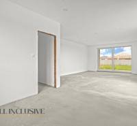 NA PREDAJ 4-IZBOVÁ NOVOSTAVBA, POVODA - Prázdna izba s betónovou podlahou v rodinnom dome má veľké okno do záhrady.