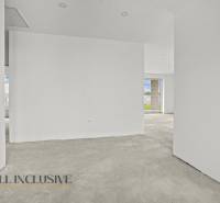 NA PREDAJ 4-IZBOVÁ NOVOSTAVBA, POVODA - Prázdna miestnosť s bielymi stenami a betónovou podlahou v rodinnom dome.