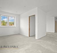 NA PREDAJ 4-IZBOVÁ NOVOSTAVBA, POVODA - Prázdny interiér rodinného domu s bielymi stenami a veľkým oknom.