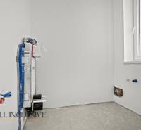 NA PREDAJ 4-IZBOVÁ NOVOSTAVBA, POVODA - Roh miestnosti v Rodinnom dome s inštaláciou pre kúpeľňu a oknom.