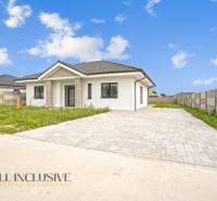 NA PREDAJ 4-IZBOVÁ NOVOSTAVBA, POVODA - Rodinný dom v Dunajskej Strede na Povode s upraveným dvorom a príjazdovou cestou.