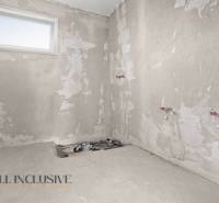 NA PREDAJ 4-IZBOVÁ NOVOSTAVBA, POVODA - Nedokončená kúpeľňa v Rodinnom dome so surovými stenami a prípravou na inštalácie.