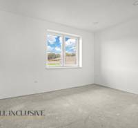 NA PREDAJ 4-IZBOVÁ NOVOSTAVBA, POVODA - Prázdna miestnosť v rodinnom dome s bielymi stenami a výhľadom z okna.