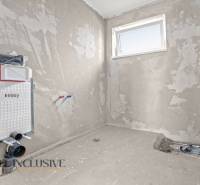 NA PREDAJ 4-IZBOVÁ NOVOSTAVBA, POVODA - Stavba kúpeľne v Rodinnom dome s prípravou na inštaláciu sanity.