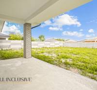 NA PREDAJ 4-IZBOVÁ NOVOSTAVBA, POVODA - Záhrada rodinného domu na Povode v Dunajskej Strede s terasou a oplotením.