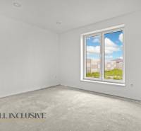 NA PREDAJ 4-IZBOVÁ NOVOSTAVBA, POVODA - Prázdna miestnosť v rodinnom dome s dokončenými stenami a oknom s výhľadom.