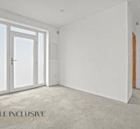 NA PREDAJ 4-IZBOVÁ NOVOSTAVBA, POVODA - Prázdna miestnosť s veľkými oknami a bielymi stenami v rodinnom dome.