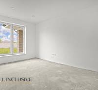 NA PREDAJ 4-IZBOVÁ NOVOSTAVBA, POVODA - Izba s bielymi stenami a veľkým oknom v rodinnom dome.