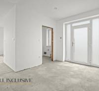 NA PREDAJ 4-IZBOVÁ NOVOSTAVBA, POVODA - Interiér rodinného domu s bielymi stenami a veľkými oknami, pripravený na dokončenie.