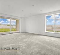 NA PREDAJ 4-IZBOVÁ NOVOSTAVBA, POVODA - Biela priestranná izba v rodinnom dome so svetlom prenikajúcim cez veľké okná.