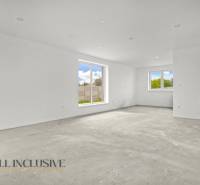 NA PREDAJ 4-IZBOVÁ NOVOSTAVBA, POVODA - Priestranná izba s veľkými oknami v rodinnom dome pripravená na zariadenie.