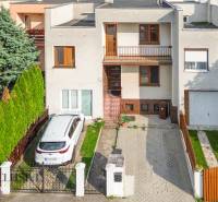 NA PREDAJ 5-IZBOVÝ POSCH. RODINNÝ DOM, DUNAJSKÁ STREDA - Rodinný dom v Dunajskej Strede s autom zaparkovaným na príjazdovej ceste pred záhradou.