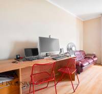 NA PREDAJ 5-IZBOVÝ POSCH. RODINNÝ DOM, DUNAJSKÁ STREDA - Pracovný stôl s červenými stoličkami a počítačom v rodinnom dome.