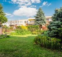 NA PREDAJ 5-IZBOVÝ POSCH. RODINNÝ DOM, DUNAJSKÁ STREDA - V záhrade rodinného domu v Dunajskej Strede sú stromy, kvety a trávnik.