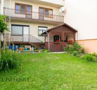 NA PREDAJ 5-IZBOVÝ POSCH. RODINNÝ DOM, DUNAJSKÁ STREDA - Rodinný dom v Dunajskej Strede so záhradou a altánkom, obklopený zeleňou a kvetmi.