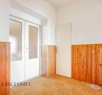 NA PREDAJ 5-IZBOVÝ POSCH. RODINNÝ DOM, DUNAJSKÁ STREDA - Drevený obklad a svetlé dvere v interiéri rodinného domu.