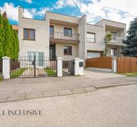 NA PREDAJ 5-IZBOVÝ POSCH. RODINNÝ DOM, DUNAJSKÁ STREDA - Rodinný dom v Dunajskej Strede so záhradou, predným dvorom a vstupnou bránou.