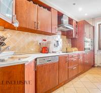 NA PREDAJ 5-IZBOVÝ POSCH. RODINNÝ DOM, DUNAJSKÁ STREDA - Kuchyňa s drevenými skrinkami, keramickým drezom a spotrebičmi v rodinnom dome.