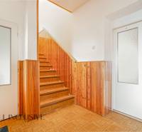 NA PREDAJ 5-IZBOVÝ POSCH. RODINNÝ DOM, DUNAJSKÁ STREDA - V Rodinnom dome sa nachádza chodba so schodiskom a dreveným obložením.