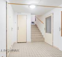 NA PREDAJ 5-IZBOVÝ POSCH. RODINNÝ DOM, DUNAJSKÁ STREDA - Interiér s chodbou a schodiskom v rodinnom dome, biele dvere a dlažba.