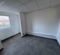 Prenájom obchod/kancelária NP nová kompletná rekonštrukcia, centrum PB - Kancelária s veľkým oknom a radiátorom v obchodných priestoroch.