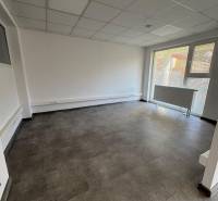 Prenájom obchod/kancelária NP nová kompletná rekonštrukcia, centrum PB - Svetlá izba v obchodných priestoroch s veľkým oknom a radiátorom.