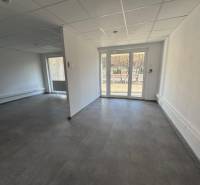 Prenájom obchod/kancelária NP nová kompletná rekonštrukcia, centrum PB - Priestranné obchodné priestory s veľkými oknami a bielymi stenami.