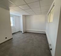 Prenájom obchod/kancelária NP nová kompletná rekonštrukcia, centrum PB - Prázdne obchodné priestory s oknom, bielymi stenami a sivou podlahou.