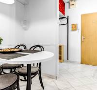 Zariadený 2-izbový byt, DVE NEPRIECHODNÉ IZBY, OC RETRO - Jedálenský kút so stolom a stoličkami v 2-izbovom byte s dlažbou.