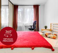 Zariadený 2-izbový byt, DVE NEPRIECHODNÉ IZBY, OC RETRO - Spálňa v 2-izbovom byte s posteľou, šatníkovou skriňou a pracovným stolom.