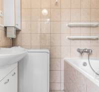 Zariadený 2-izbový byt, DVE NEPRIECHODNÉ IZBY, OC RETRO - Kúpeľňa s vaňou, umývadlom a práčkou v 2-izbovom byte.