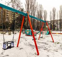 Zariadený 2-izbový byt, DVE NEPRIECHODNÉ IZBY, OC RETRO - Detské ihrisko v zime na Rumančekovej ulici v Bratislave - Ružinov s výhľadom na paneláky.