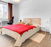 Zariadený 2-izbový byt, DVE NEPRIECHODNÉ IZBY, OC RETRO - Spálňa v 2-izbovom byte s posteľou, pracovným stolom a oknom s výhľadom.