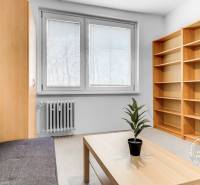 Zariadený 2-izbový byt, DVE NEPRIECHODNÉ IZBY, OC RETRO - Obývacia izba v 2-izbovom byte s knižnicou a sivou sedačkou.