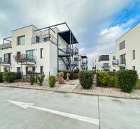 2 izb.BYT s POZEMKOM, PARKINGOM, Golf rezort Hrubá Borša - Bytové domy na Golfovej ulici v Hrubej Borši obklopené udržiavanou zeleňou.