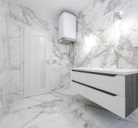 2 izb.BYT s POZEMKOM, PARKINGOM, Golf rezort Hrubá Borša - Kúpeľňa s umývadlom a mramorovými obkladmi v 2-izbovom byte.