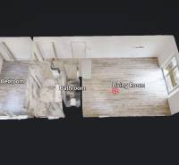 2 izb.BYT s POZEMKOM, PARKINGOM, Golf rezort Hrubá Borša - Pôdorys 2-izbového bytu s podlahou s dreveným dekorom, kuchynským a kúpeľňovým priestorom.